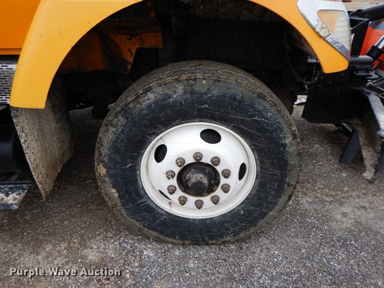 image for item DF6377 2004 International 7400  dump truck