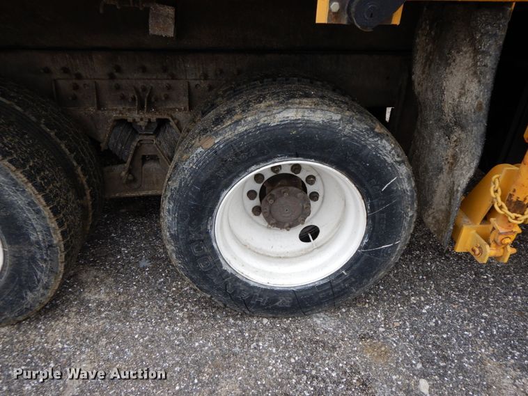 image for item DF6377 2004 International 7400  dump truck