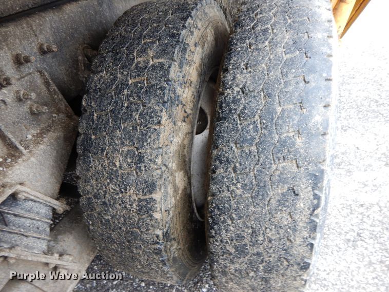 image for item DF6377 2004 International 7400  dump truck