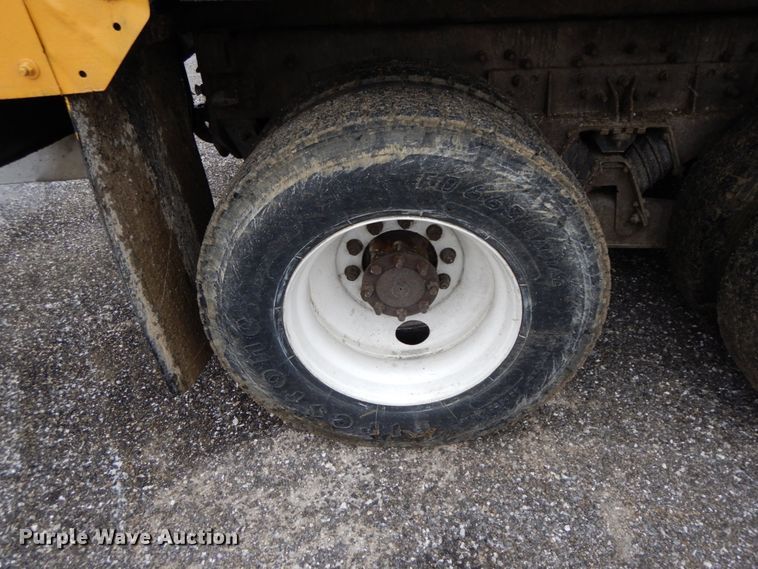 image for item DF6377 2004 International 7400  dump truck