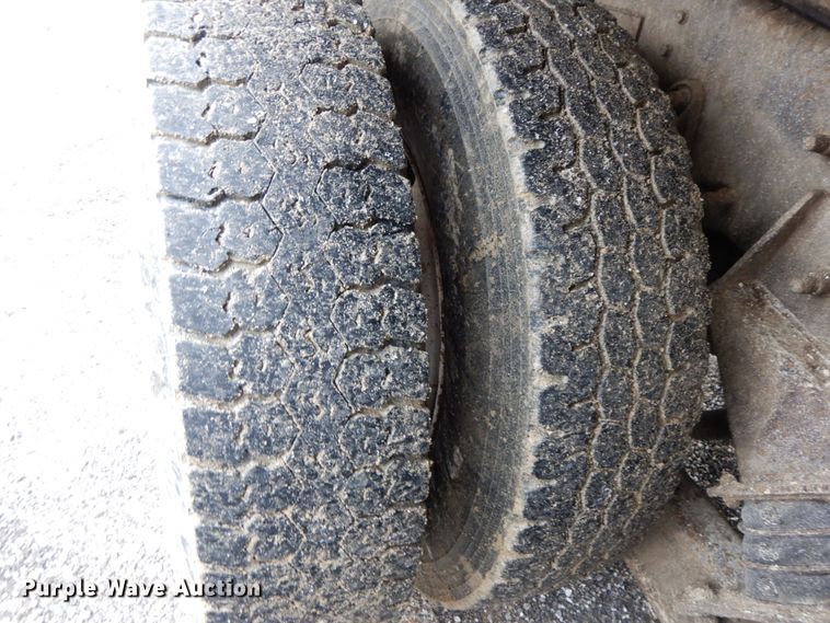 image for item DF6377 2004 International 7400  dump truck