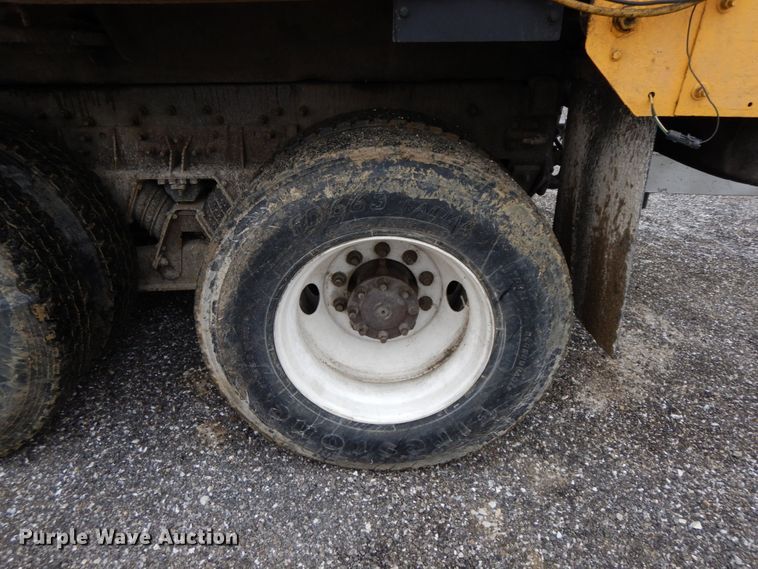 image for item DF6377 2004 International 7400  dump truck