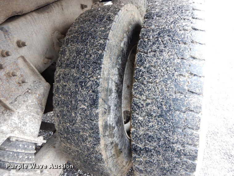 image for item DF6377 2004 International 7400  dump truck