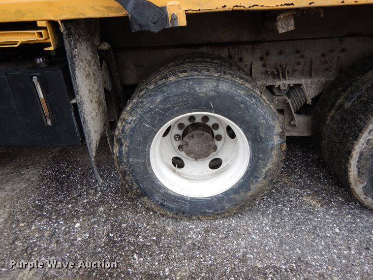 image for item DF6377 2004 International 7400  dump truck