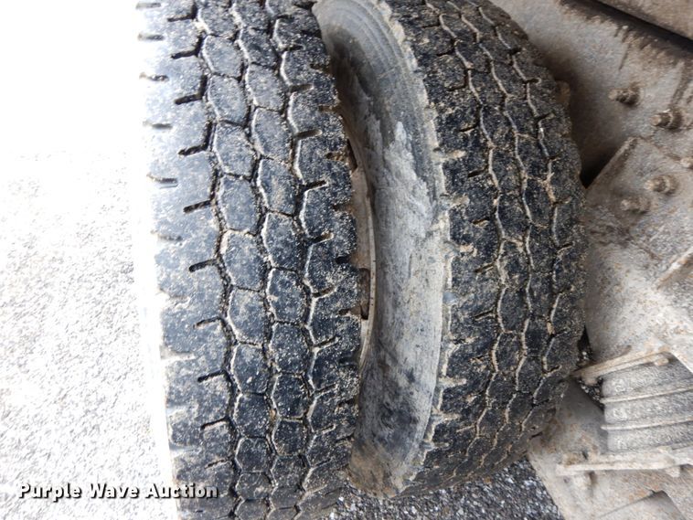 image for item DF6377 2004 International 7400  dump truck