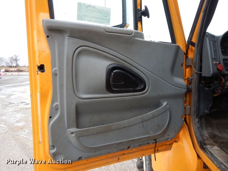image for item DF6380 2006 International 7400  dump truck