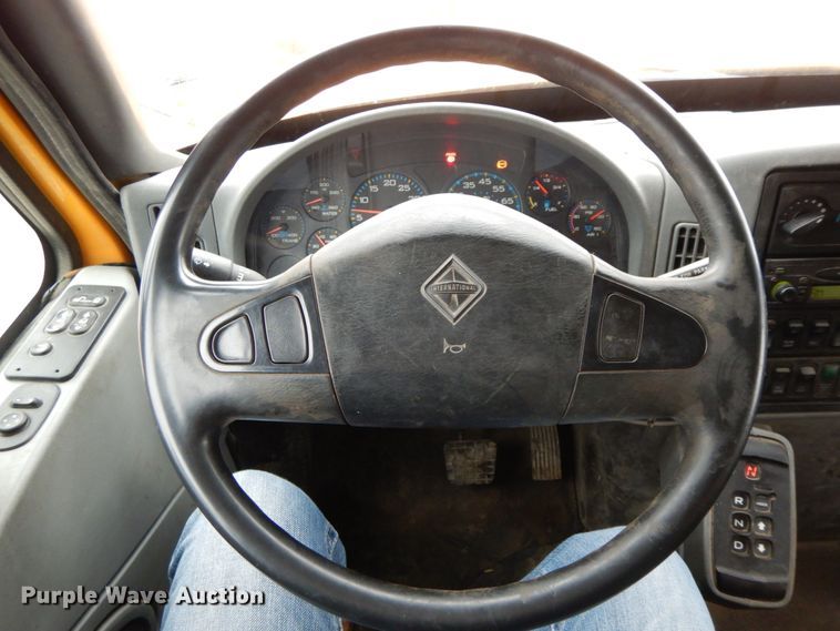 image for item DF6380 2006 International 7400  dump truck