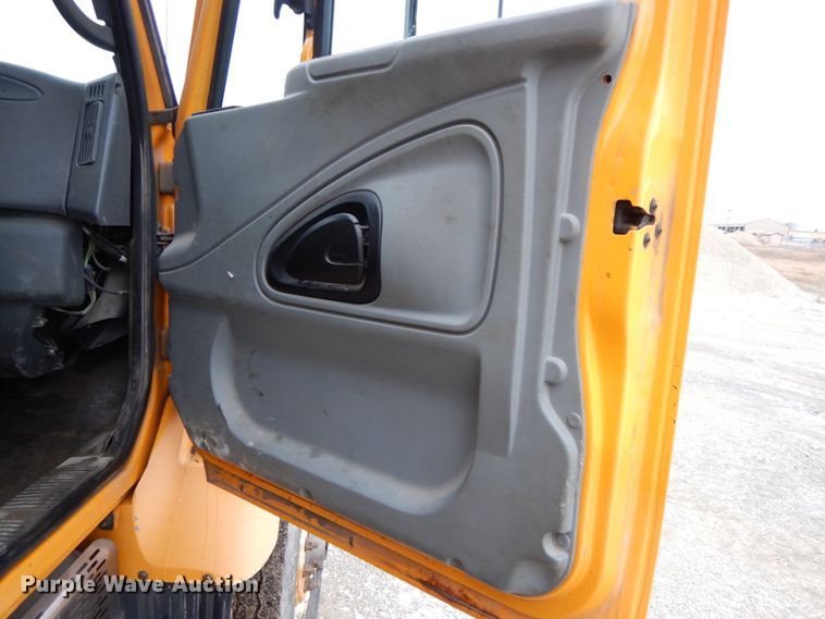 image for item DF6380 2006 International 7400  dump truck