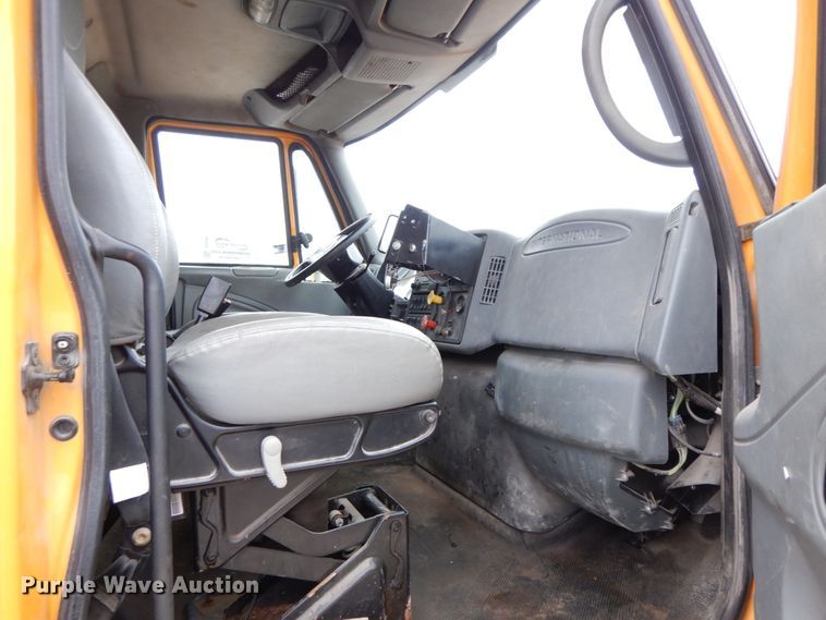 image for item DF6380 2006 International 7400  dump truck