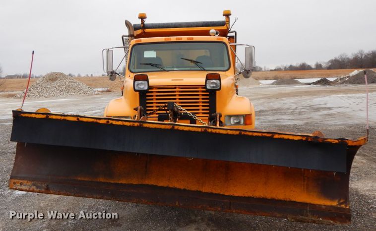 image for item DF6381 2002 International 4900  dump truck