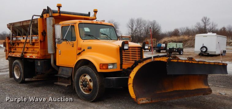 image for item DF6381 2002 International 4900  dump truck