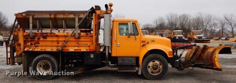 image for item DF6381 2002 International 4900  dump truck