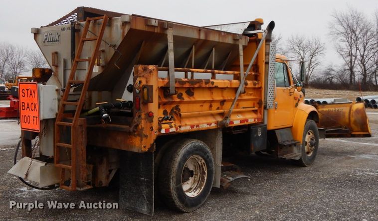 image for item DF6381 2002 International 4900  dump truck