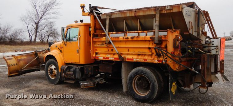 image for item DF6381 2002 International 4900  dump truck