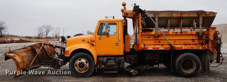 image for item DF6381 2002 International 4900  dump truck
