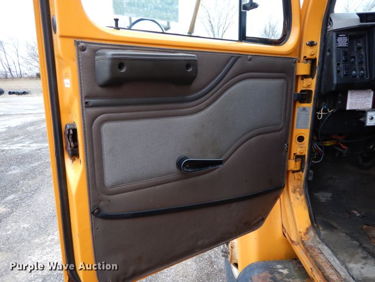 image for item DF6381 2002 International 4900  dump truck