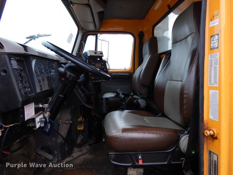 image for item DF6381 2002 International 4900  dump truck