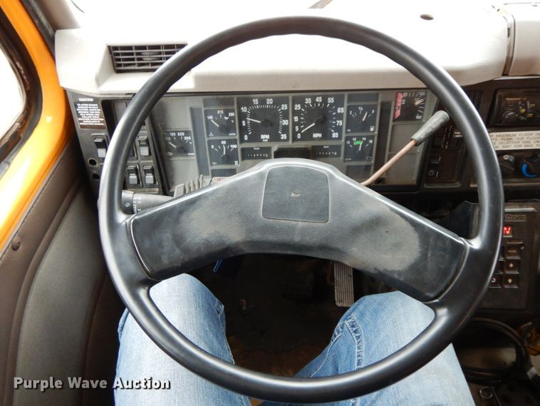 image for item DF6381 2002 International 4900  dump truck