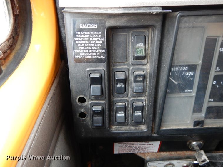 image for item DF6381 2002 International 4900  dump truck