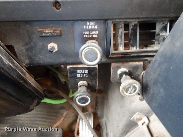 image for item DF6381 2002 International 4900  dump truck