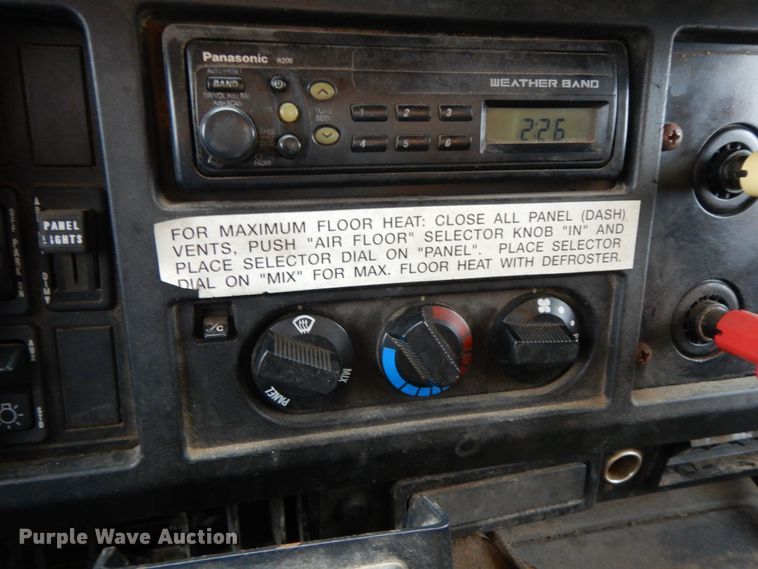 image for item DF6381 2002 International 4900  dump truck