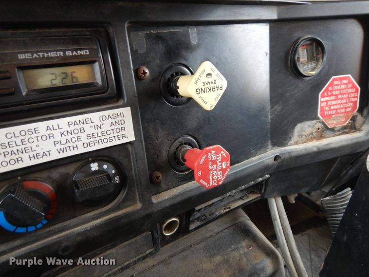 image for item DF6381 2002 International 4900  dump truck