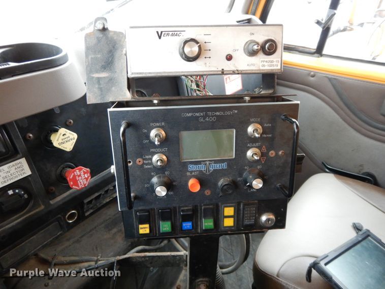 image for item DF6381 2002 International 4900  dump truck