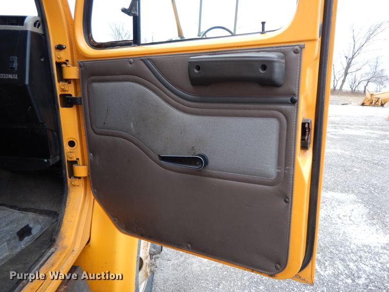 image for item DF6381 2002 International 4900  dump truck