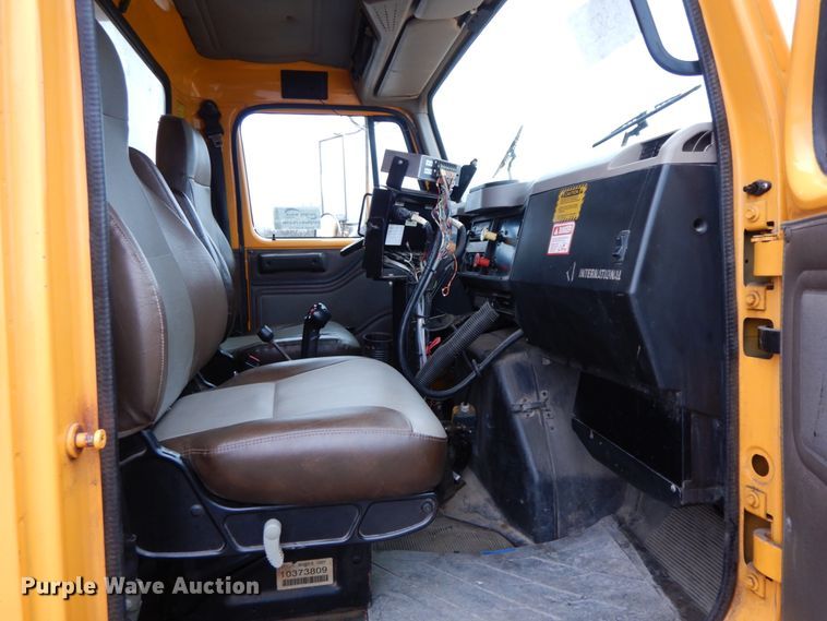 image for item DF6381 2002 International 4900  dump truck