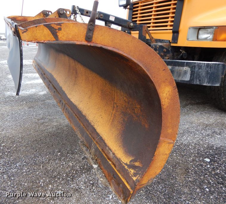 image for item DF6381 2002 International 4900  dump truck