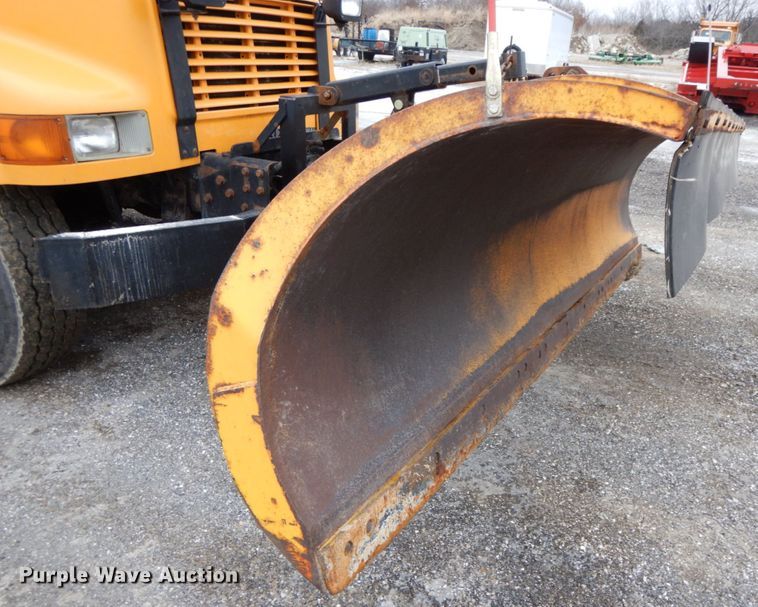 image for item DF6381 2002 International 4900  dump truck