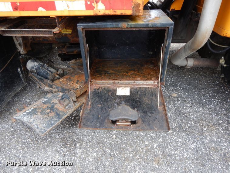 image for item DF6381 2002 International 4900  dump truck