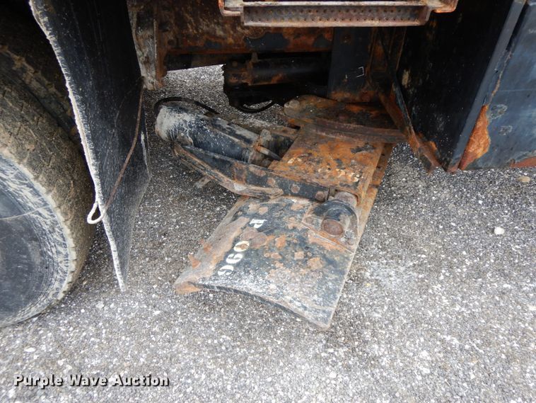 image for item DF6381 2002 International 4900  dump truck