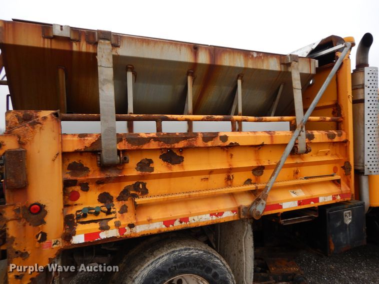 image for item DF6381 2002 International 4900  dump truck