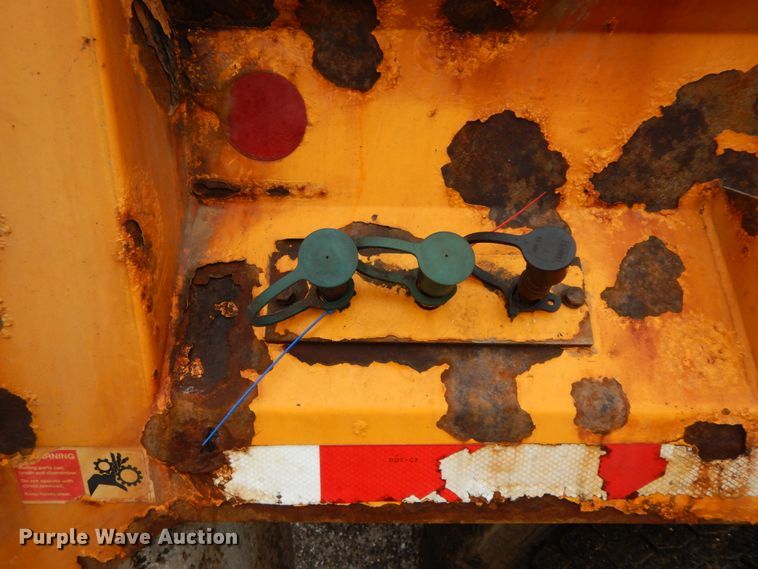 image for item DF6381 2002 International 4900  dump truck