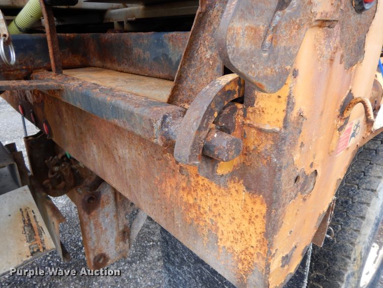 image for item DF6381 2002 International 4900  dump truck