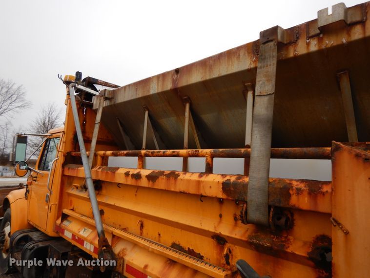 image for item DF6381 2002 International 4900  dump truck