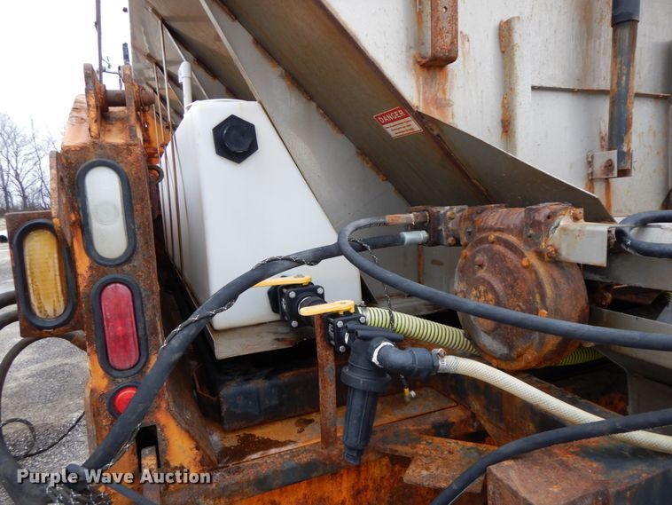 image for item DF6381 2002 International 4900  dump truck