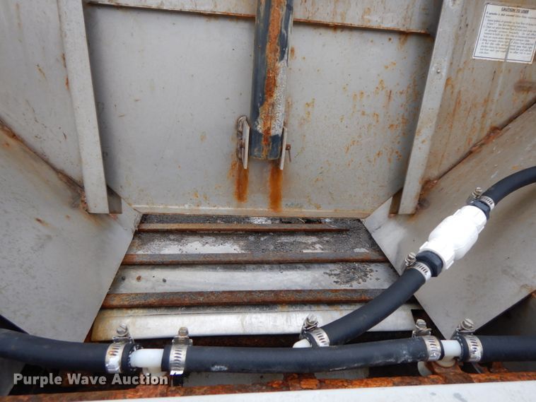 image for item DF6381 2002 International 4900  dump truck