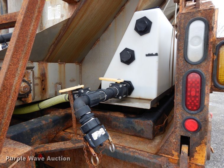 image for item DF6381 2002 International 4900  dump truck