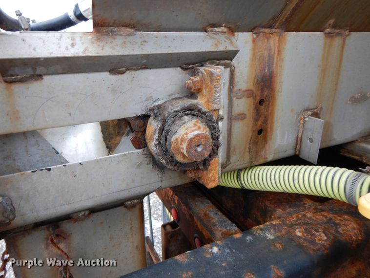 image for item DF6381 2002 International 4900  dump truck