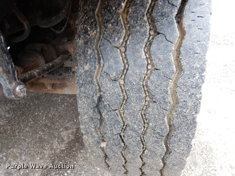 image for item DF6381 2002 International 4900  dump truck