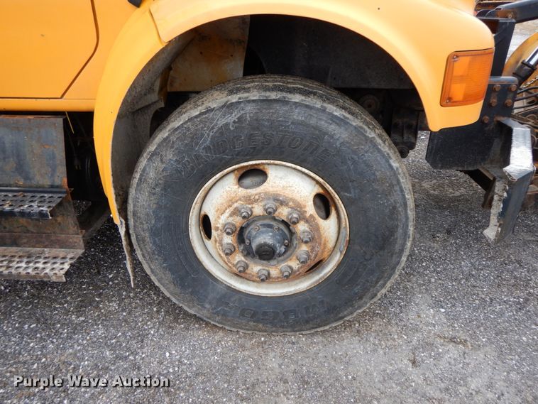 image for item DF6381 2002 International 4900  dump truck