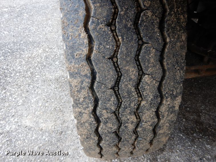 image for item DF6381 2002 International 4900  dump truck