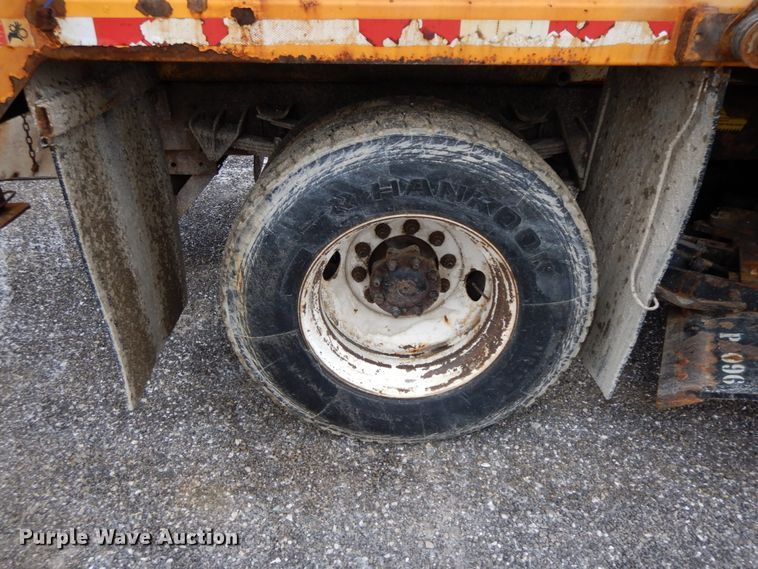 image for item DF6381 2002 International 4900  dump truck