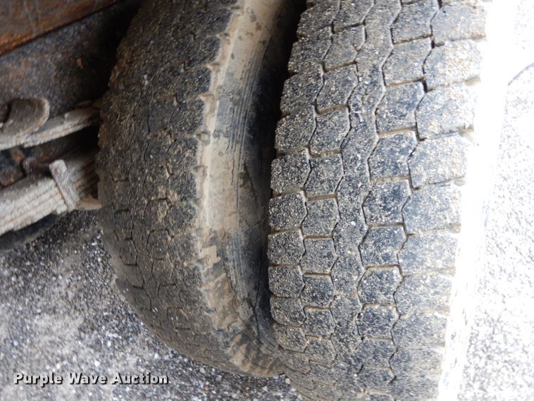 image for item DF6381 2002 International 4900  dump truck