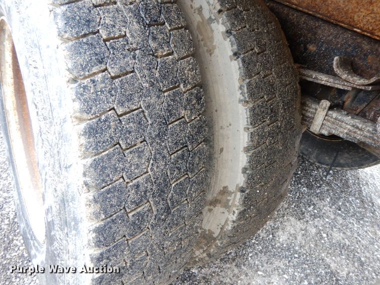 image for item DF6381 2002 International 4900  dump truck