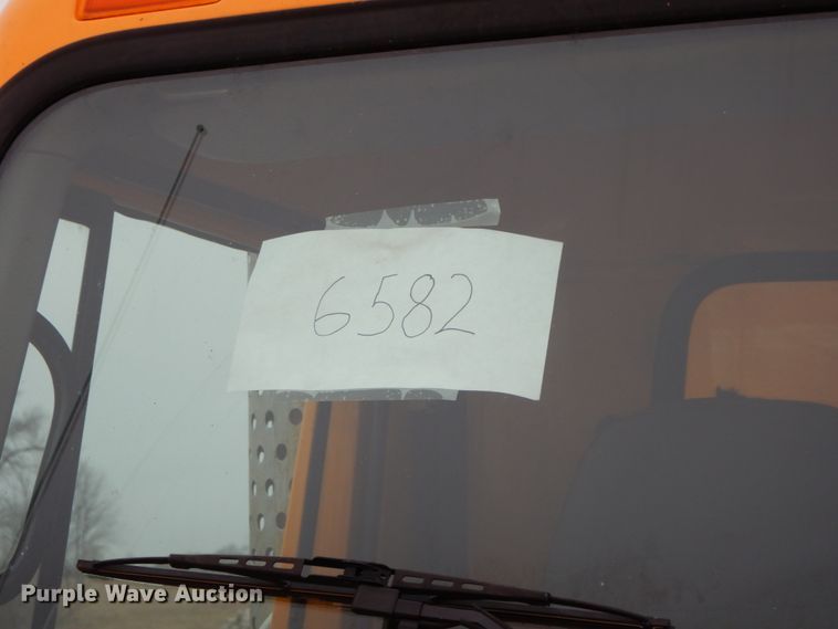 image for item DF6381 2002 International 4900  dump truck