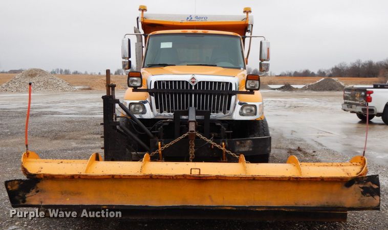 image for item DF6382 2006 International 7400  dump truck