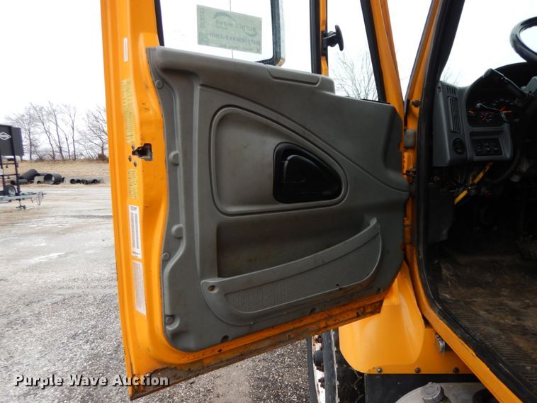 image for item DF6382 2006 International 7400  dump truck